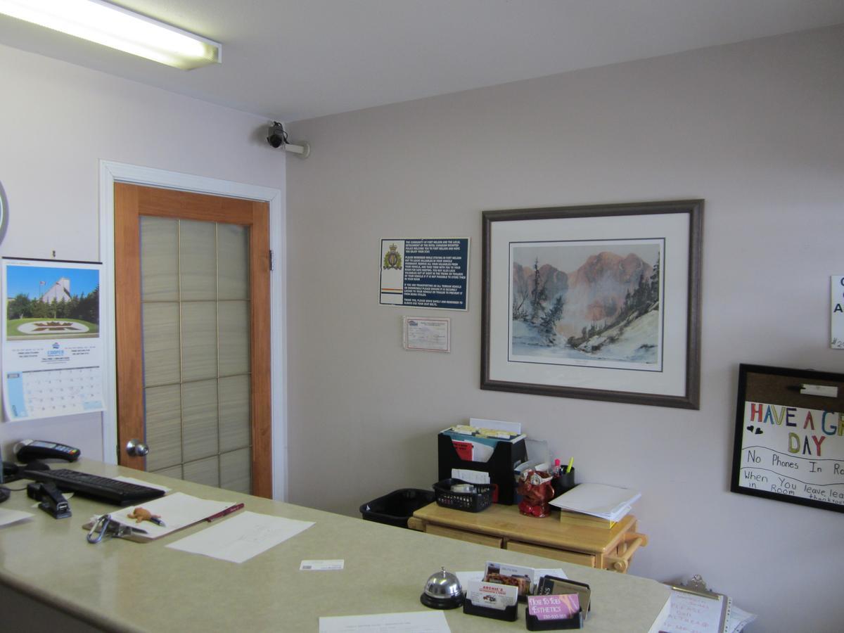 Kacee'S Northern Suites Fort Nelson Exterior foto